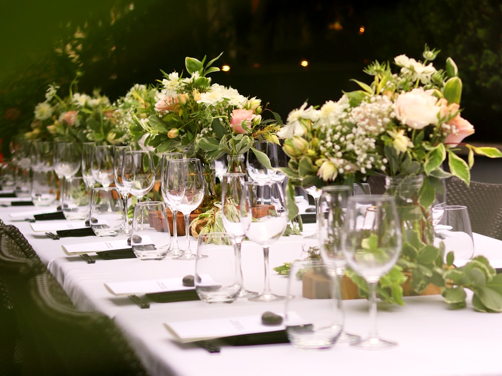 Table fleurie sous une verrière