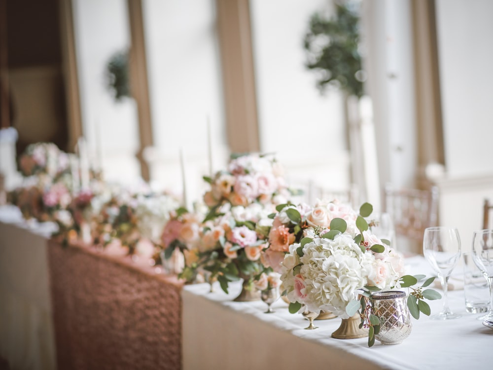 Longue table fleurie de roses pâles
