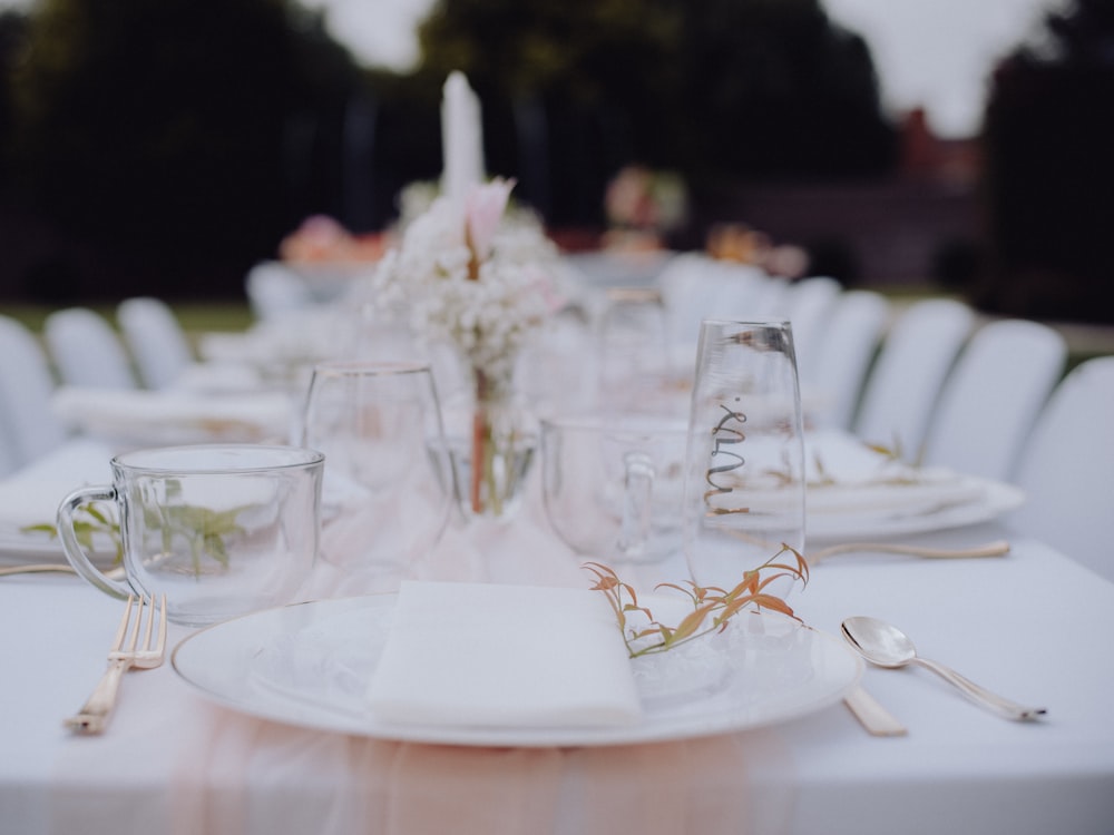 Table dressée en blanc, une bougie au centre