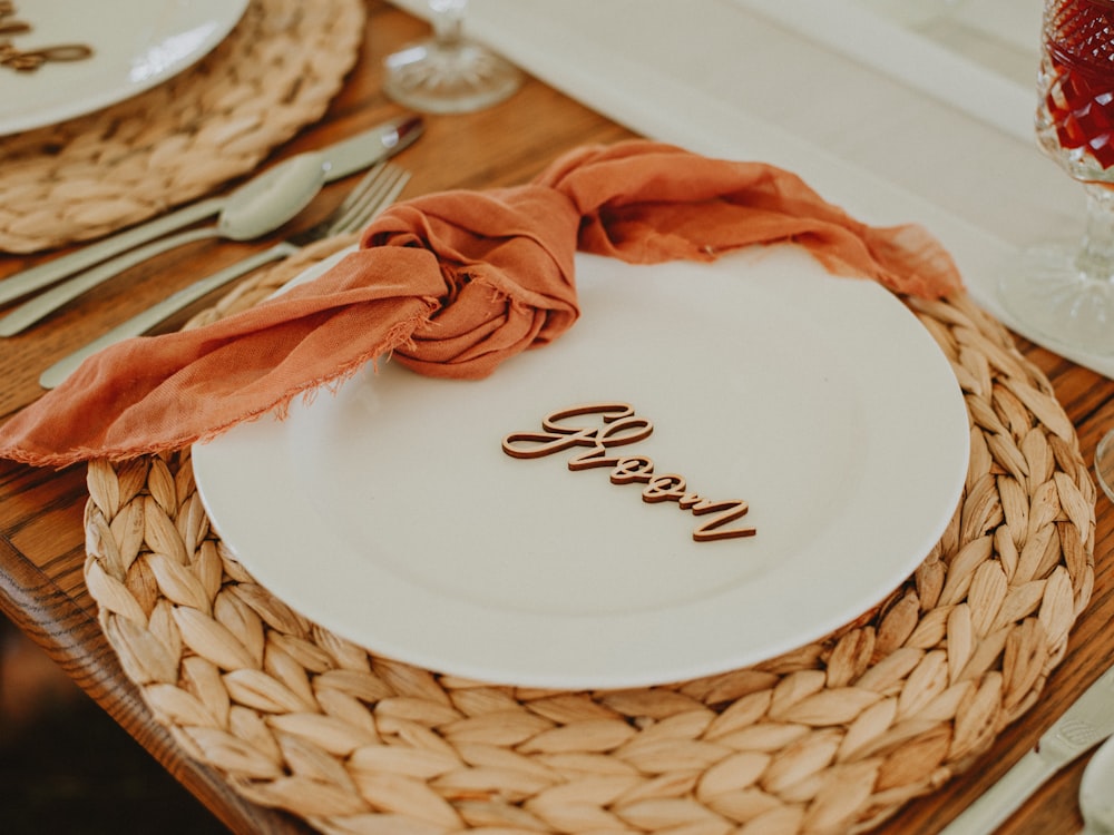 Couvert avec serviette terracotta et set tressé