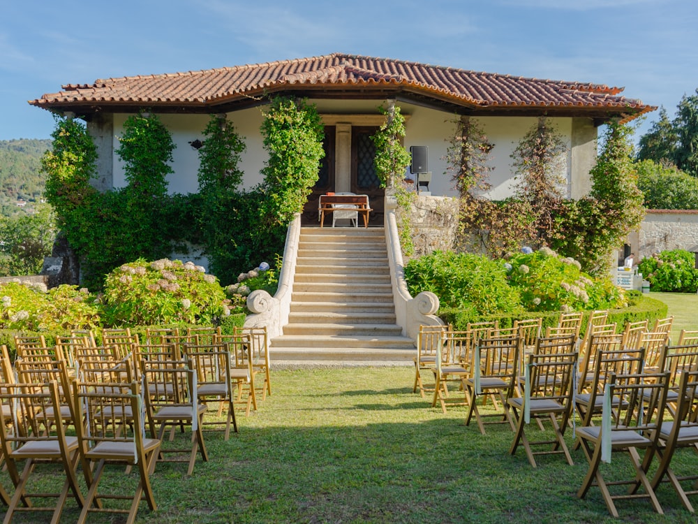 Villa méditerranéenne et chaises de cérémonie