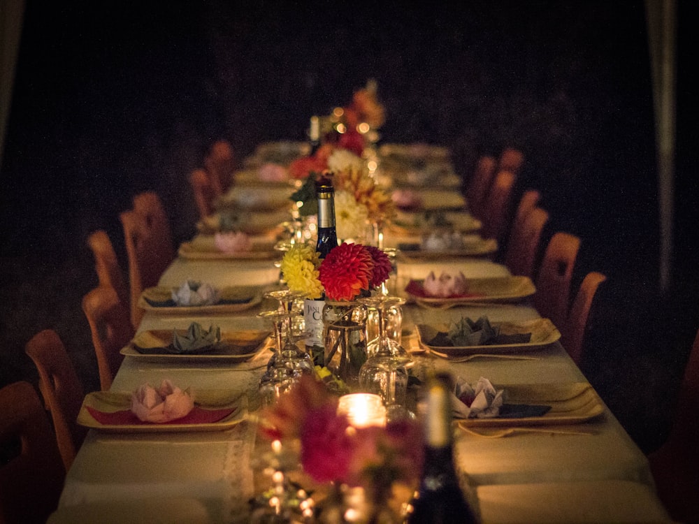 Longue table éclairée aux bougies, le soir