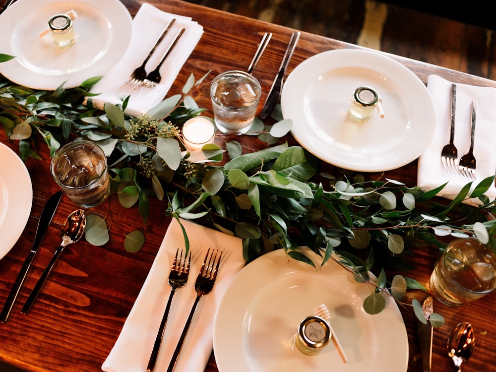 Table en bois avec chemin d’eucalyptus