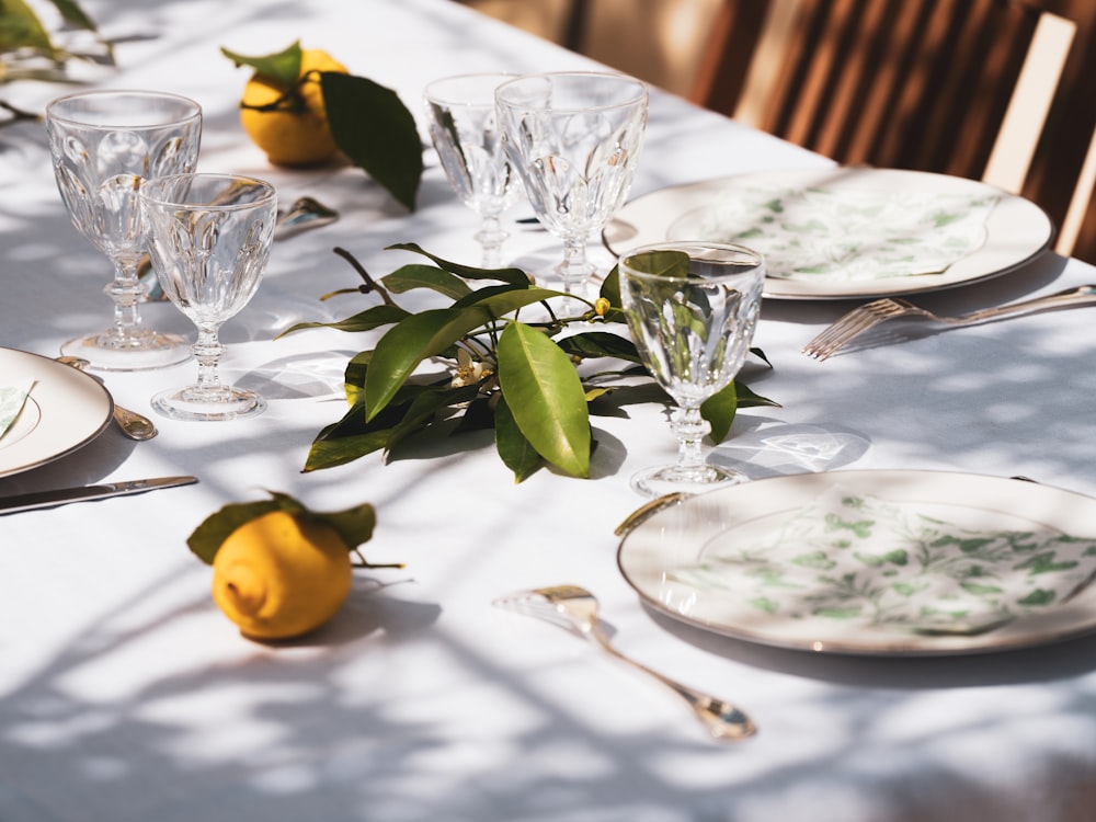 Table dressée avec des citrons