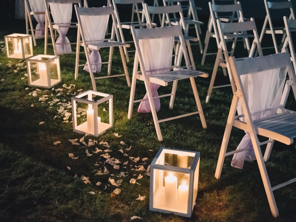 Chaises et lanternes allumées à la tombée du jour