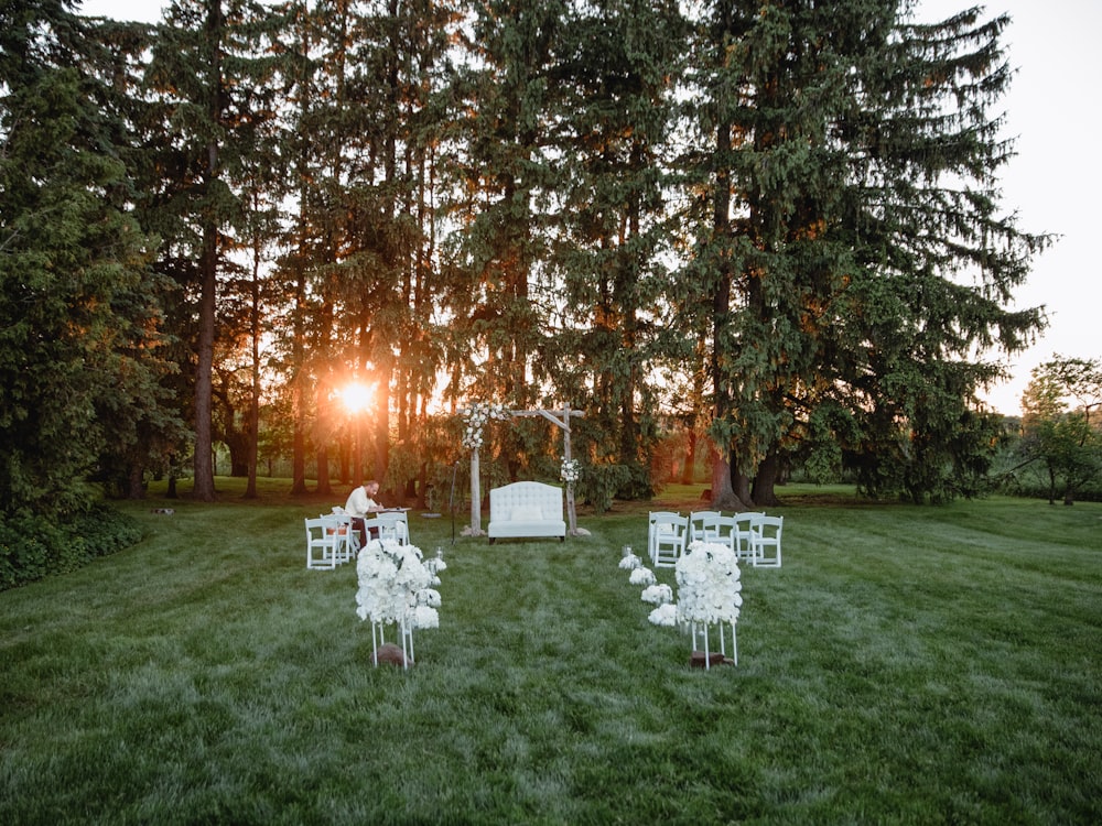 Clairière et chaises blanches au crépuscule
